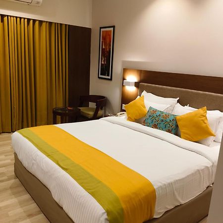 Hotel Park Residency Adoor Adur Esterno foto