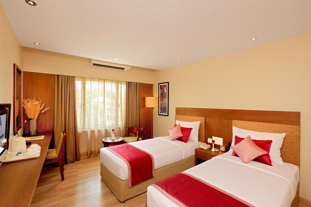 Hotel Park Residency Adoor Adur Esterno foto