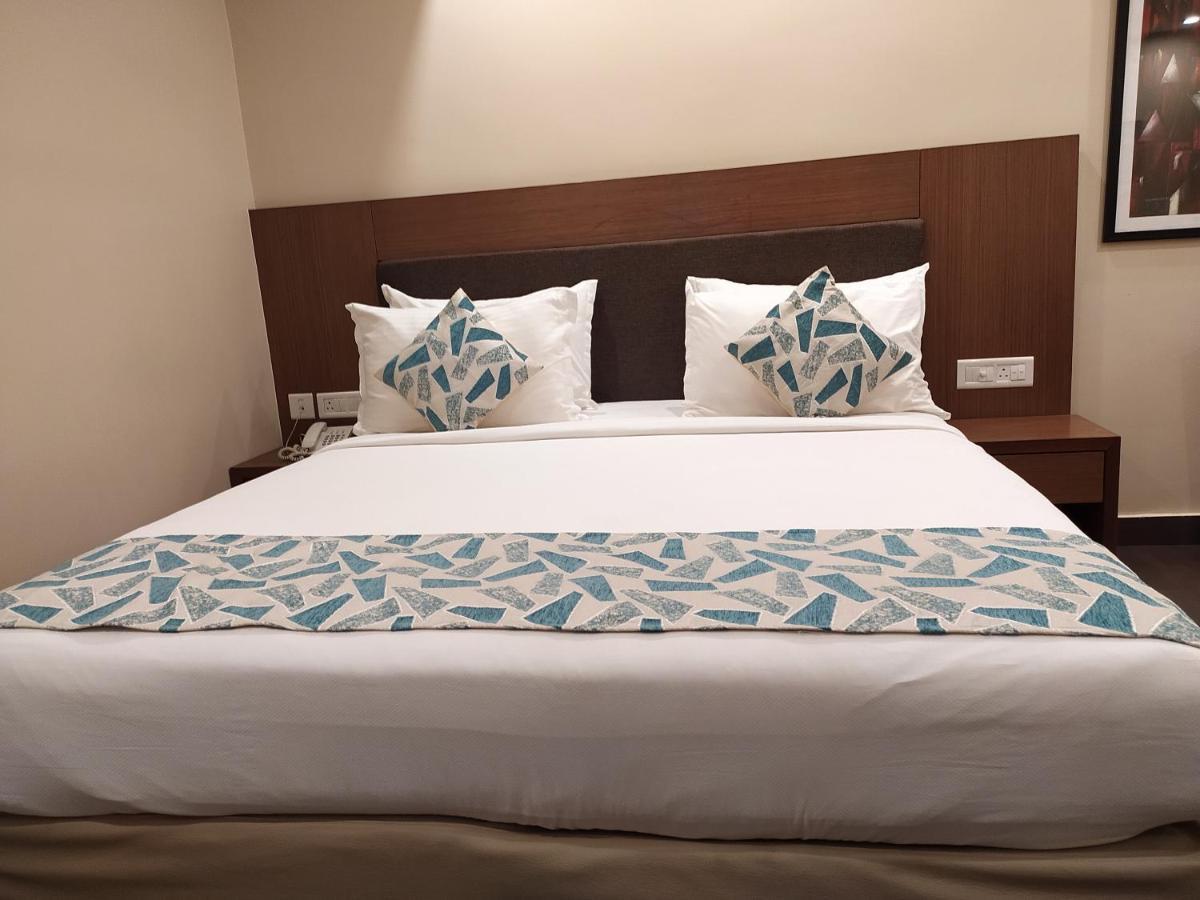 Hotel Park Residency Adoor Adur Esterno foto