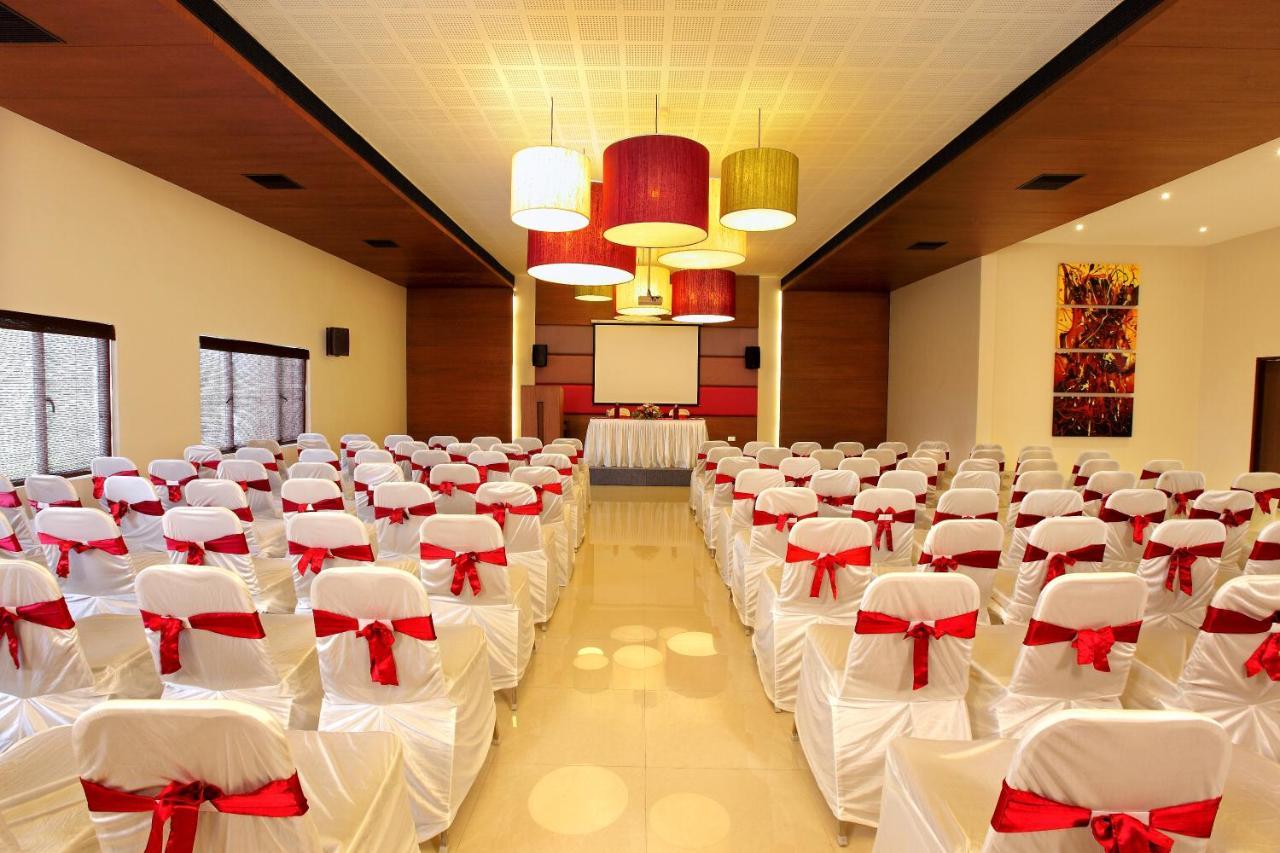 Hotel Park Residency Adoor Adur Esterno foto