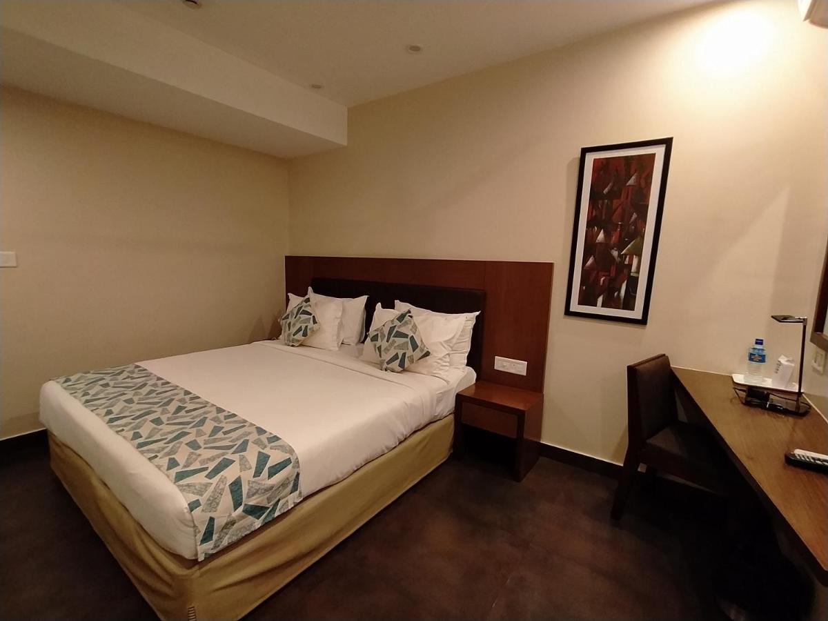 Hotel Park Residency Adoor Adur Esterno foto