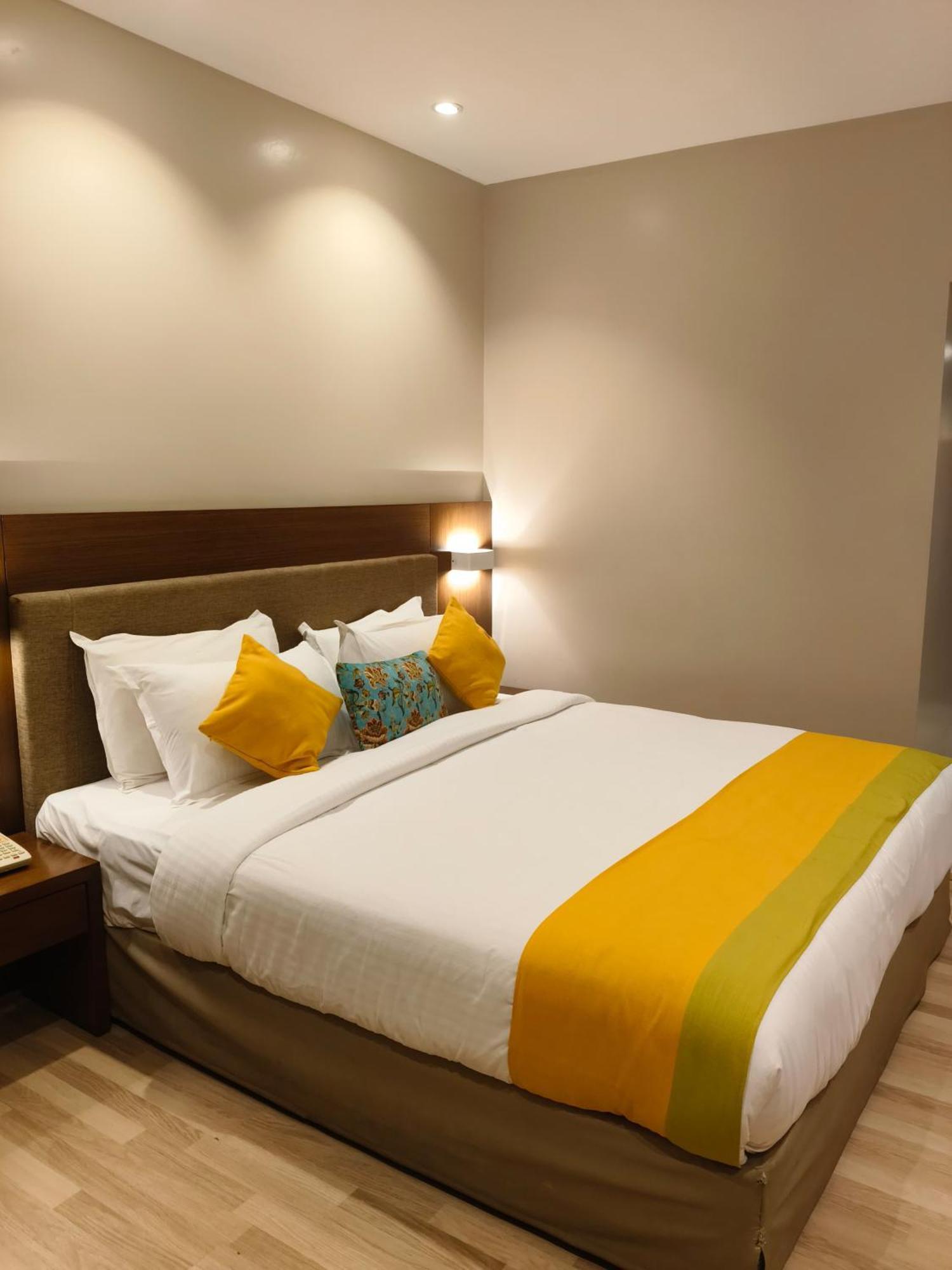 Hotel Park Residency Adoor Adur Esterno foto