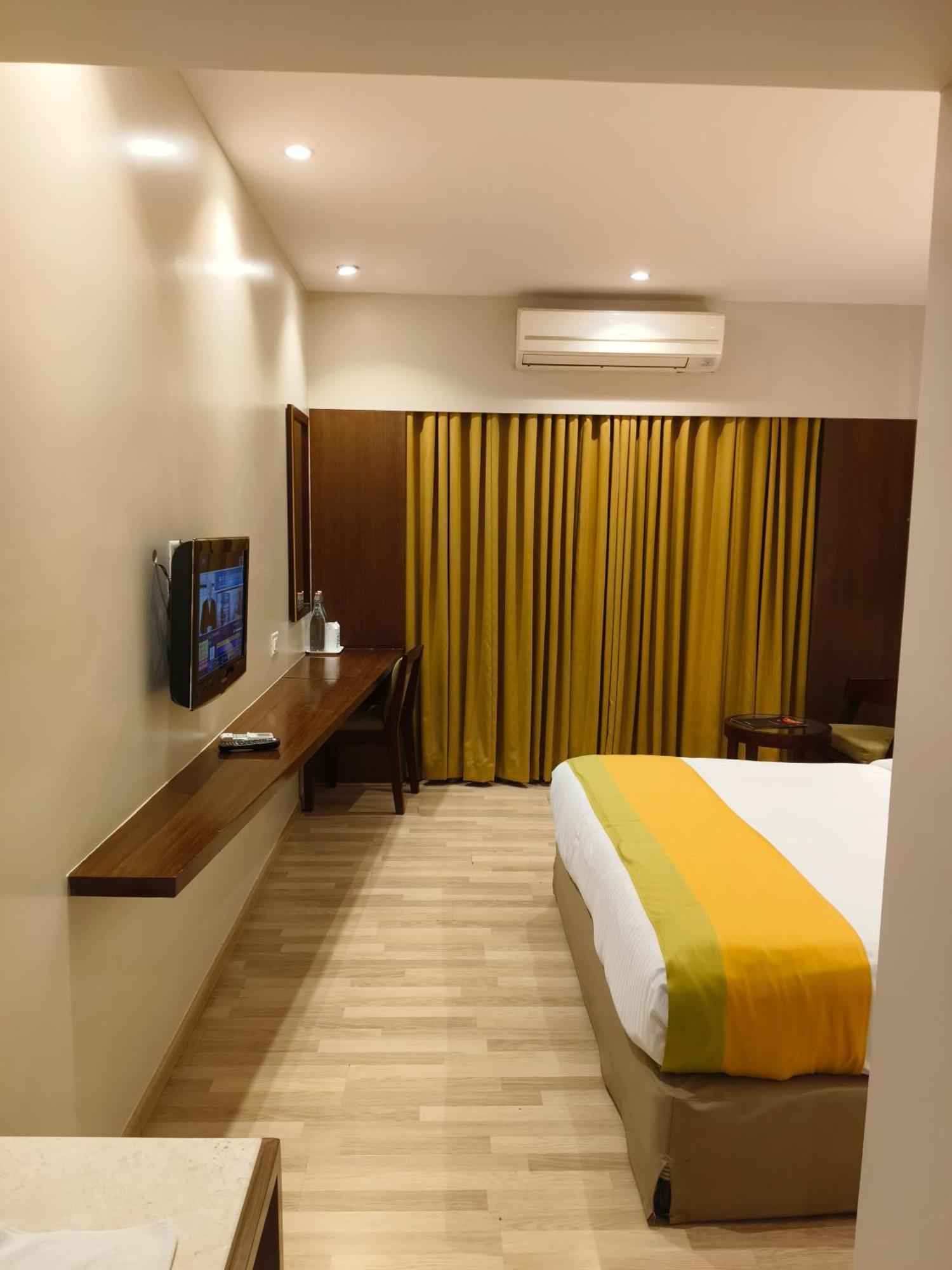 Hotel Park Residency Adoor Adur Esterno foto
