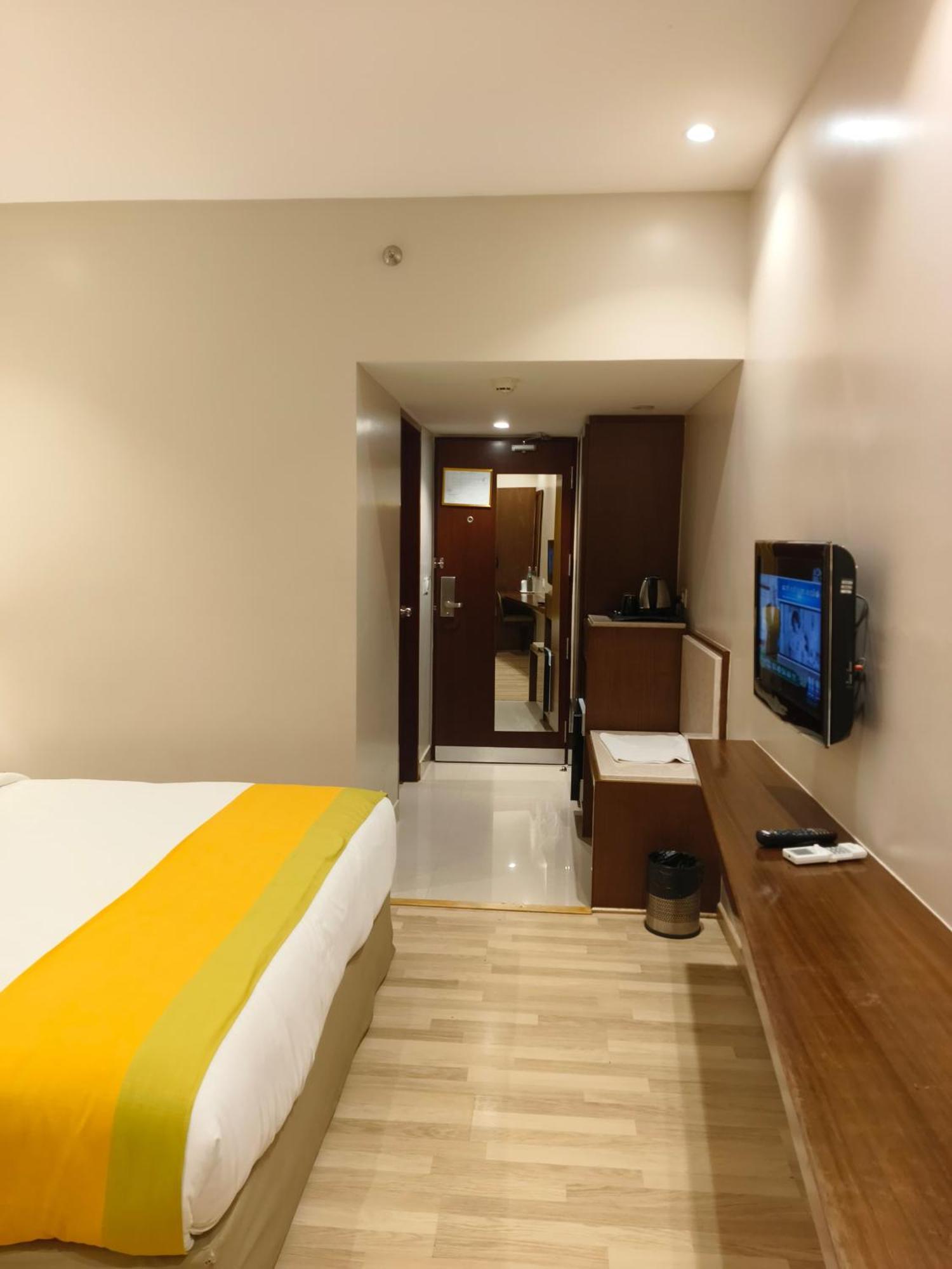Hotel Park Residency Adoor Adur Esterno foto