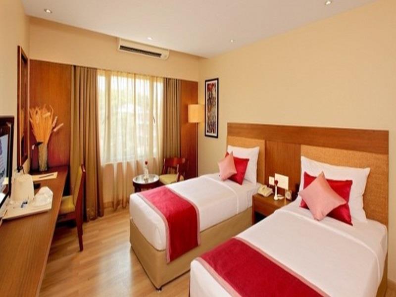 Hotel Park Residency Adoor Adur Esterno foto