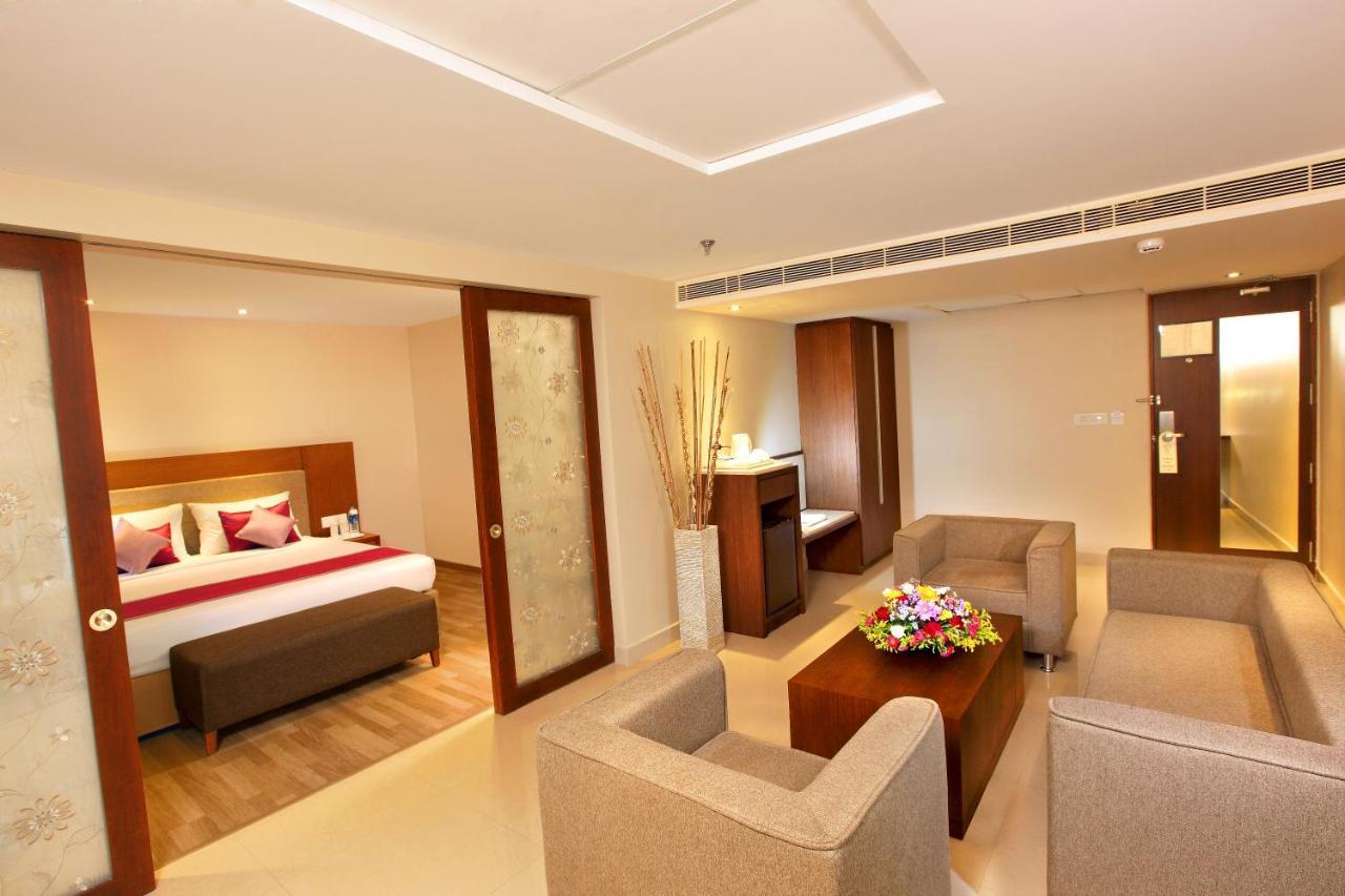 Hotel Park Residency Adoor Adur Esterno foto