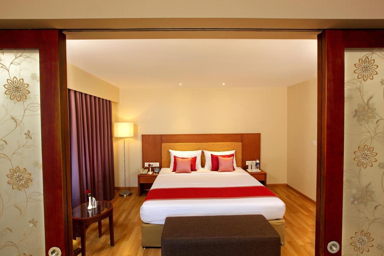 Hotel Park Residency Adoor Adur Esterno foto