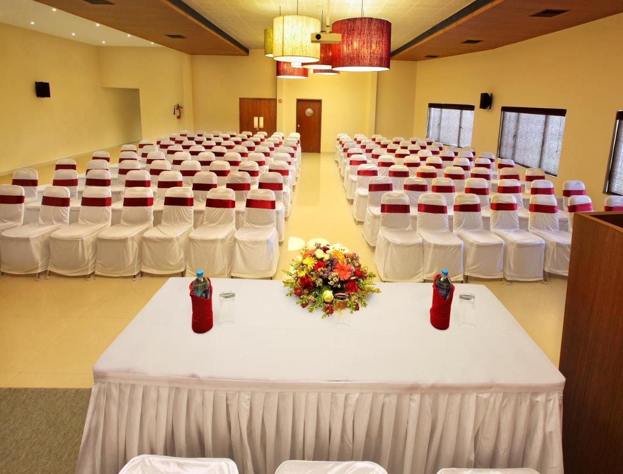 Hotel Park Residency Adoor Adur Esterno foto